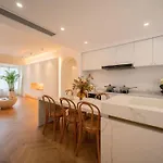 Shanghai Hills & Serendipity Family Homestay With 3 Bedrooms Near Line4&8 South Xizang Rd